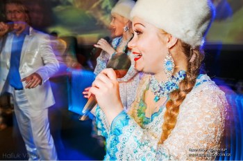 Украинские девчата в новогодних костюмах